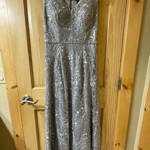 Elegant Alex Evenings Silver Gray Lace Evening Gown